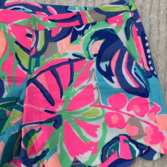 Lilly Pulitzer Magnolia 5”‎ Shorts in the Multi Exotic Garden print. EUC! Size 4 - Picture 2 of 13
